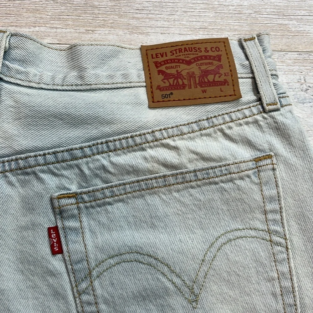 Levi’s Light Wash 501 Embroidered Cut Off Jean Shorts Size 31